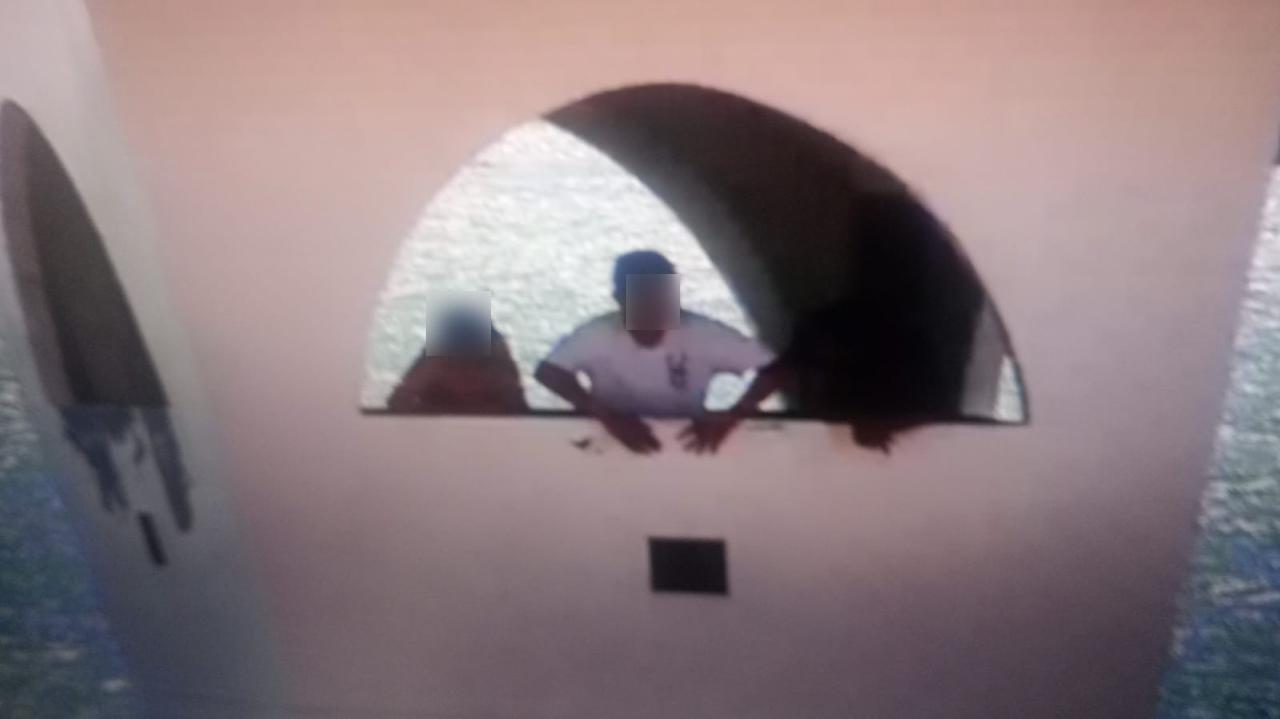 Por volta das 10h12, operadores do CIVFOR observaram três adolescentes que estavam no mirante de observação da Ponte dos Ingleses vandalizando a pintura do monumento
